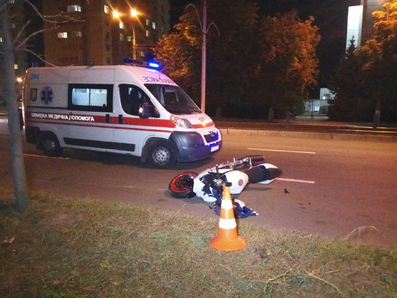 В Киеве на проспекте Комарова мотоциклист сбил женщину: видео момента ДТП 1