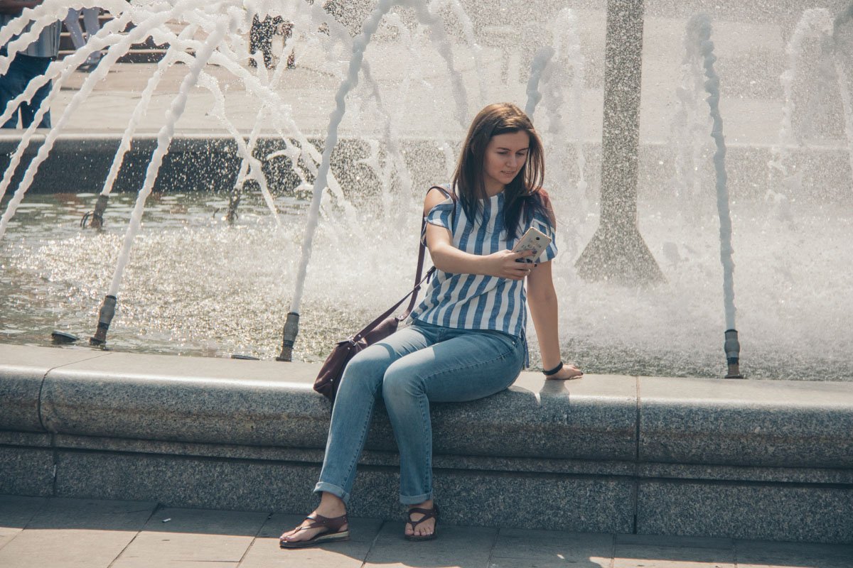 Куда же без селфи на фоне киевских фонтанов Куда же без селфи на фоне киевских фонтанов