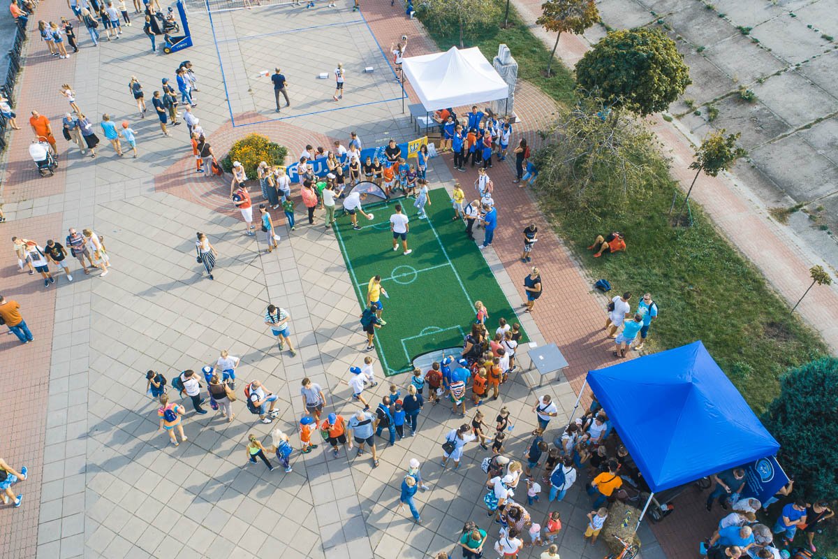 Вместе со спортсменами школьники играли и выполняли упражнения