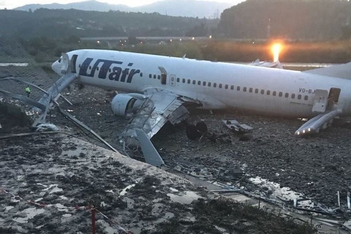 В Сочи самолет совершил аварийную посадку и загорелся В Сочи самолет совершил аварийную посадку и загорелся