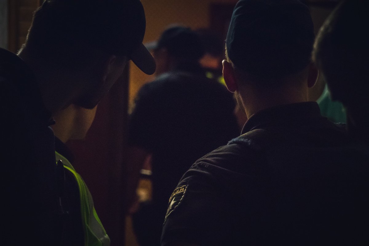 Патрульным удалось уговорить мужчину открыть дверь Патрульным удалось уговорить мужчину открыть дверь