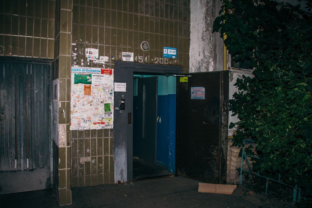 В одной из комнат обнаружили окровавленный труп мужчины В одной из комнат обнаружили окровавленный труп мужчины