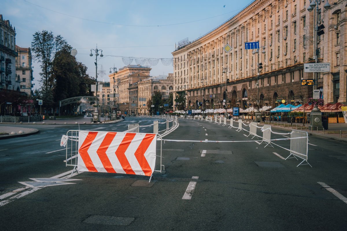Часть проезжей части закрыли еще с ночи