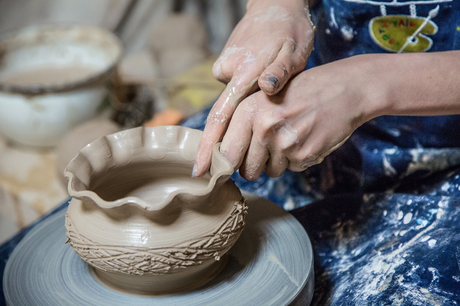 Каждый присядет за гончарный круг и сделает глиняный горшок Каждый присядет за гончарный круг и сделает глиняный горшок