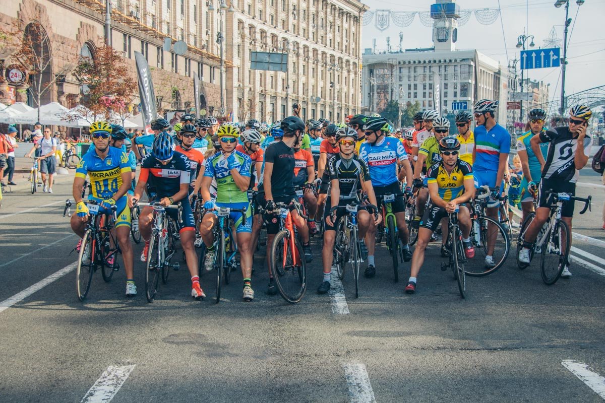 В формате шоссейный гонок все желающие на разных велосипедах соревновались на дистанции 100 километров