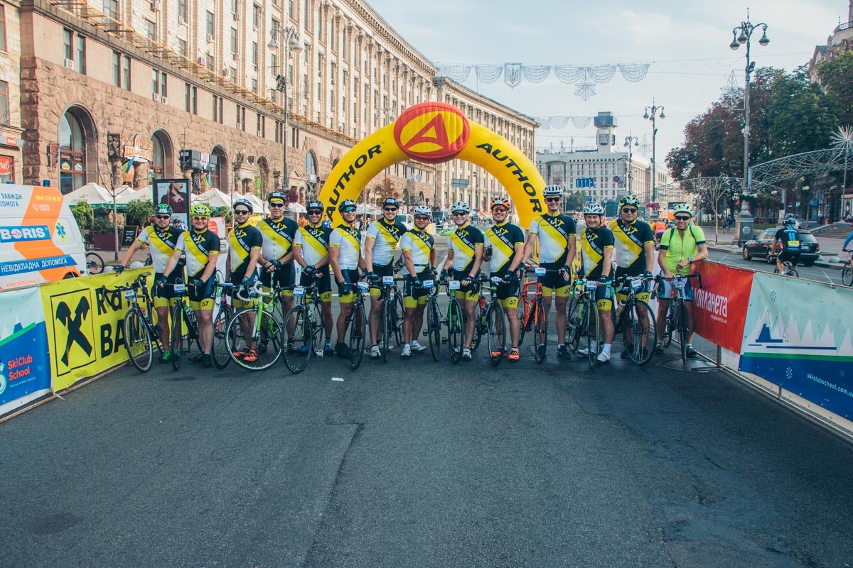 Велогонку разделили на 4 старта: первыми начали соревноваться профессионалы 