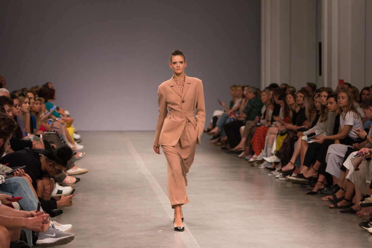 Коллекция Бурениной построена на полутонах и полунамеках, а о главном рассказывают детали