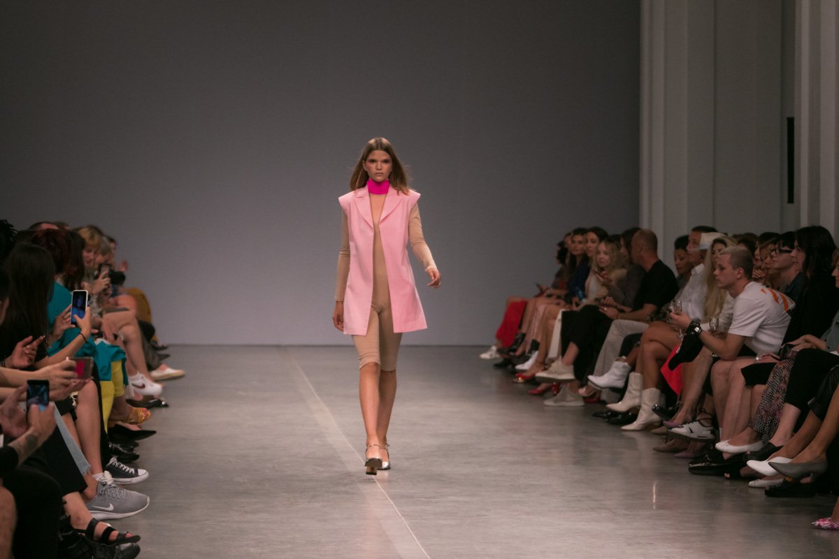 Алена Беттяр во время показа презентовала десятки способов, как можно носить велосипедки в повседневной жизни