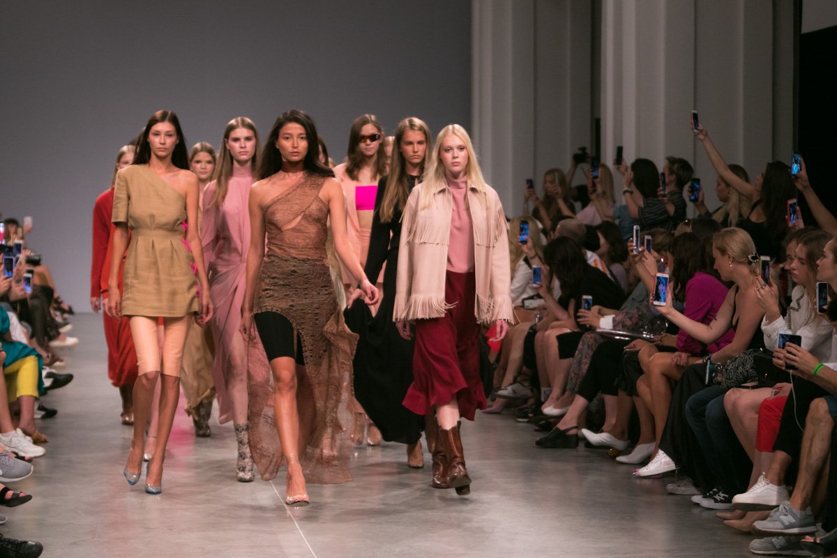 Она показывает, как круто их можно совмещать с жакетом, коротким топом и даже вечерним платьем