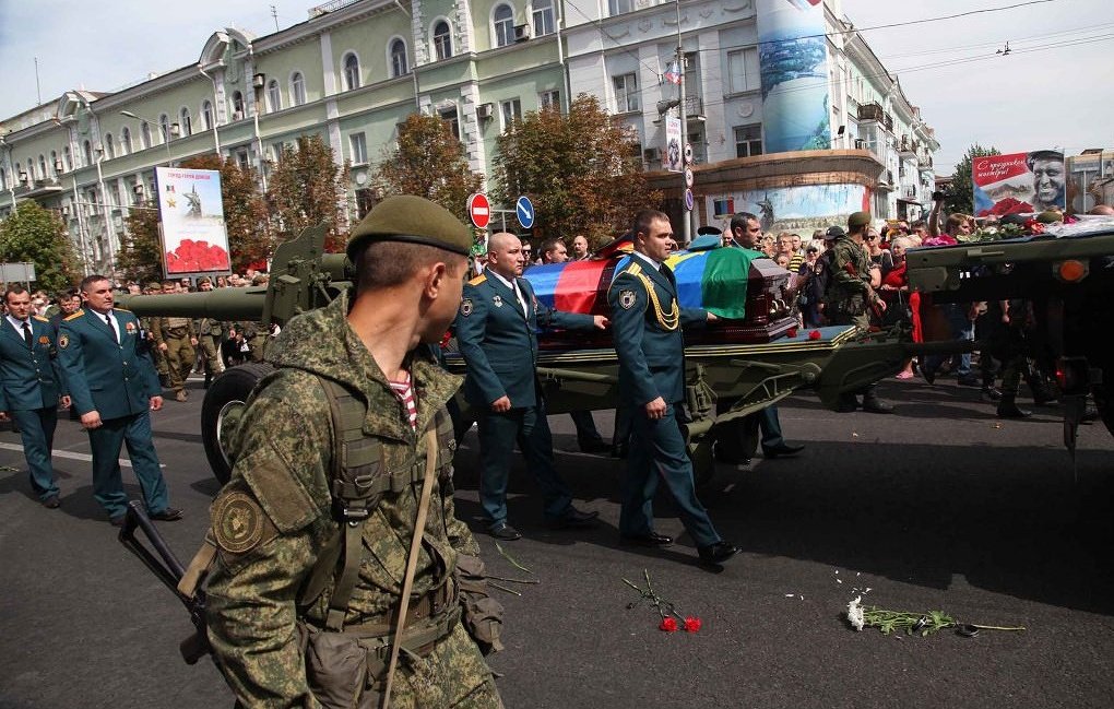 Александра Захарченко хоронили в закрытом гробу