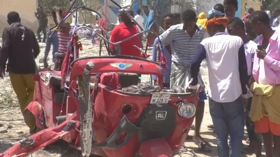 В столице Сомали смертник подорвал себя в автомобиле возле правительственных зданий