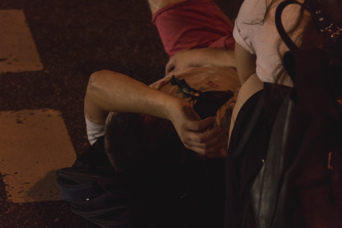 До приезда медиков пострадавшему помогали очевидцы До приезда медиков пострадавшему помогали очевидцы