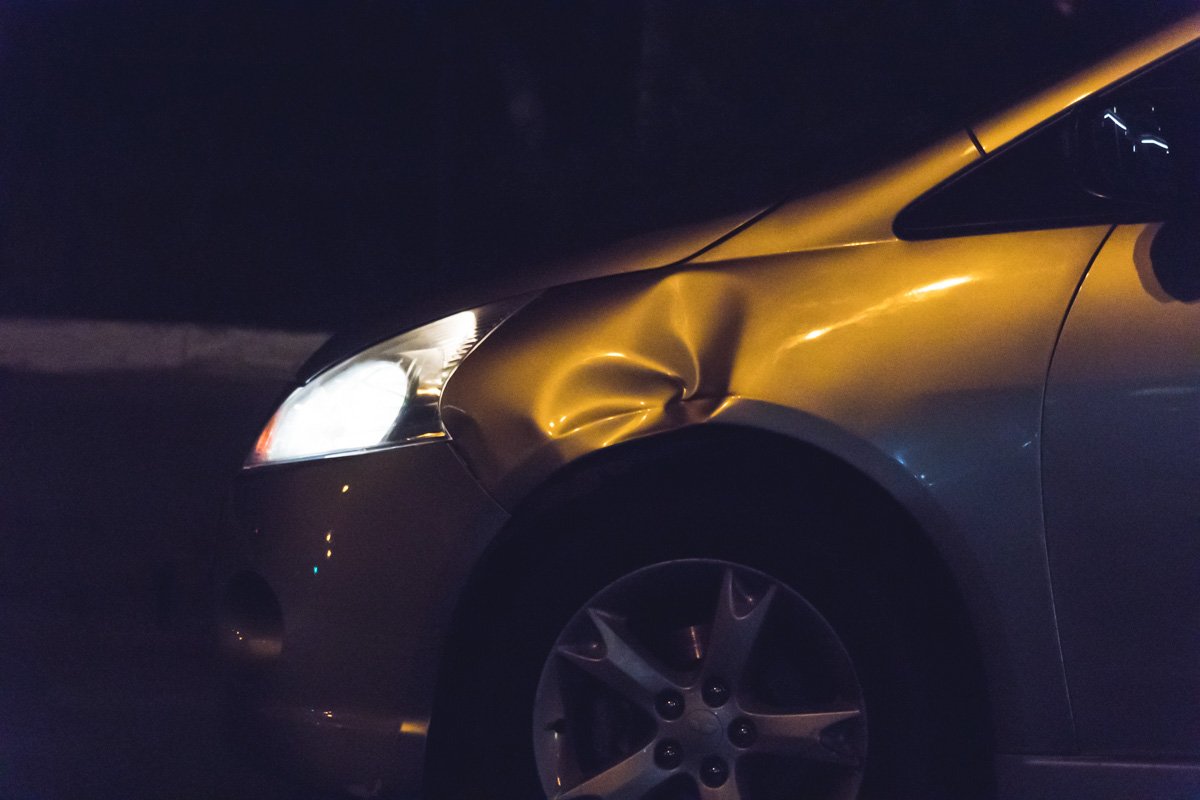 Девушка перебегала проезжую часть Девушка перебегала проезжую часть