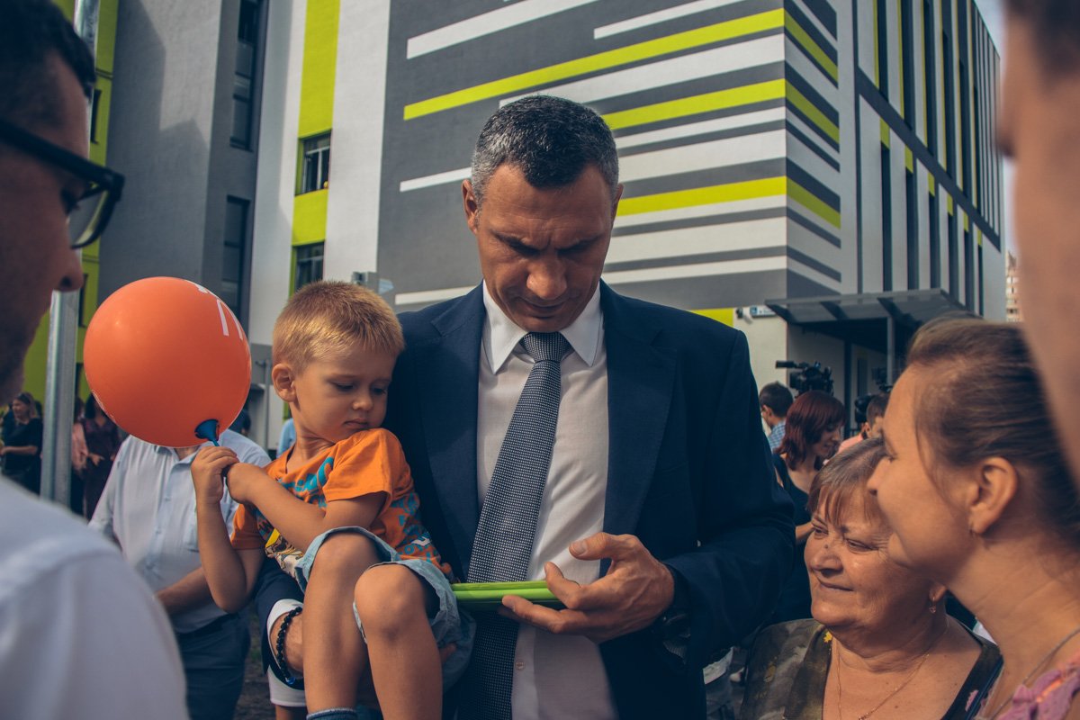 Также мэр поздравил учителей и учеников