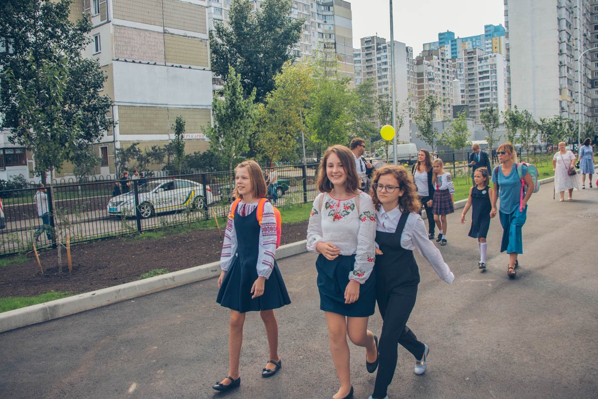 В первый учебный день лица школьников озаряла улыбка В первый учебный день лица школьников озаряла улыбка