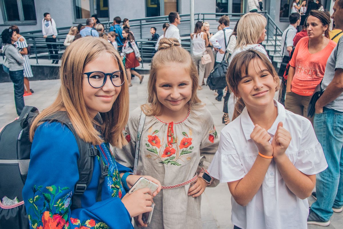 Школьницы с удовольствием фотографировались и общались с друзьями Школьницы с удовольствием фотографировались и общались с друзьями