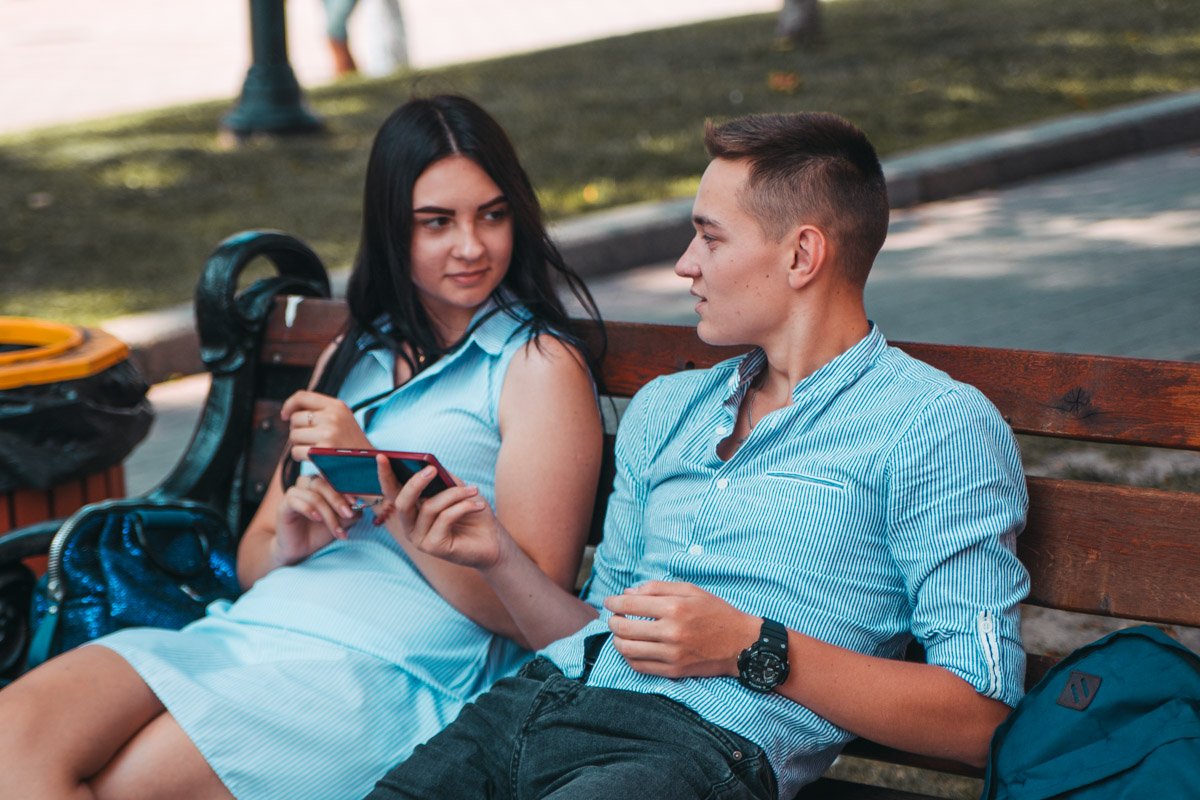 Отдых в тени на лавочке с приятным собеседником, что может быть лучше