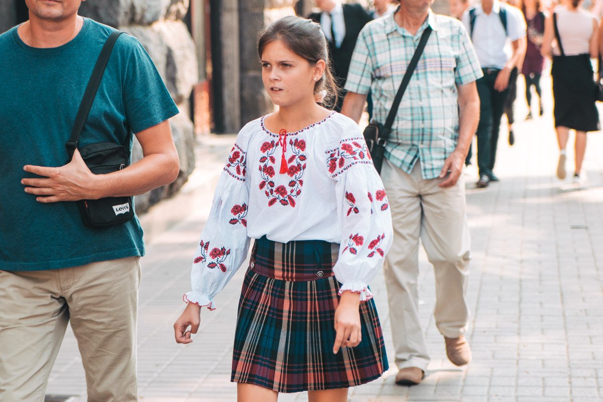 Куда же в такой праздничный день без вышиванки