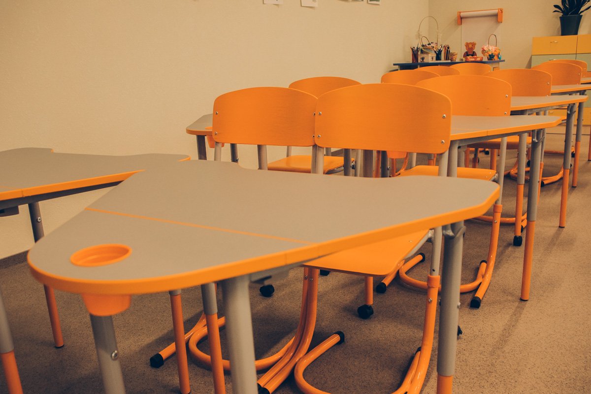 В каждом кабинете - разные парты, в зависимости от вида деятельности 