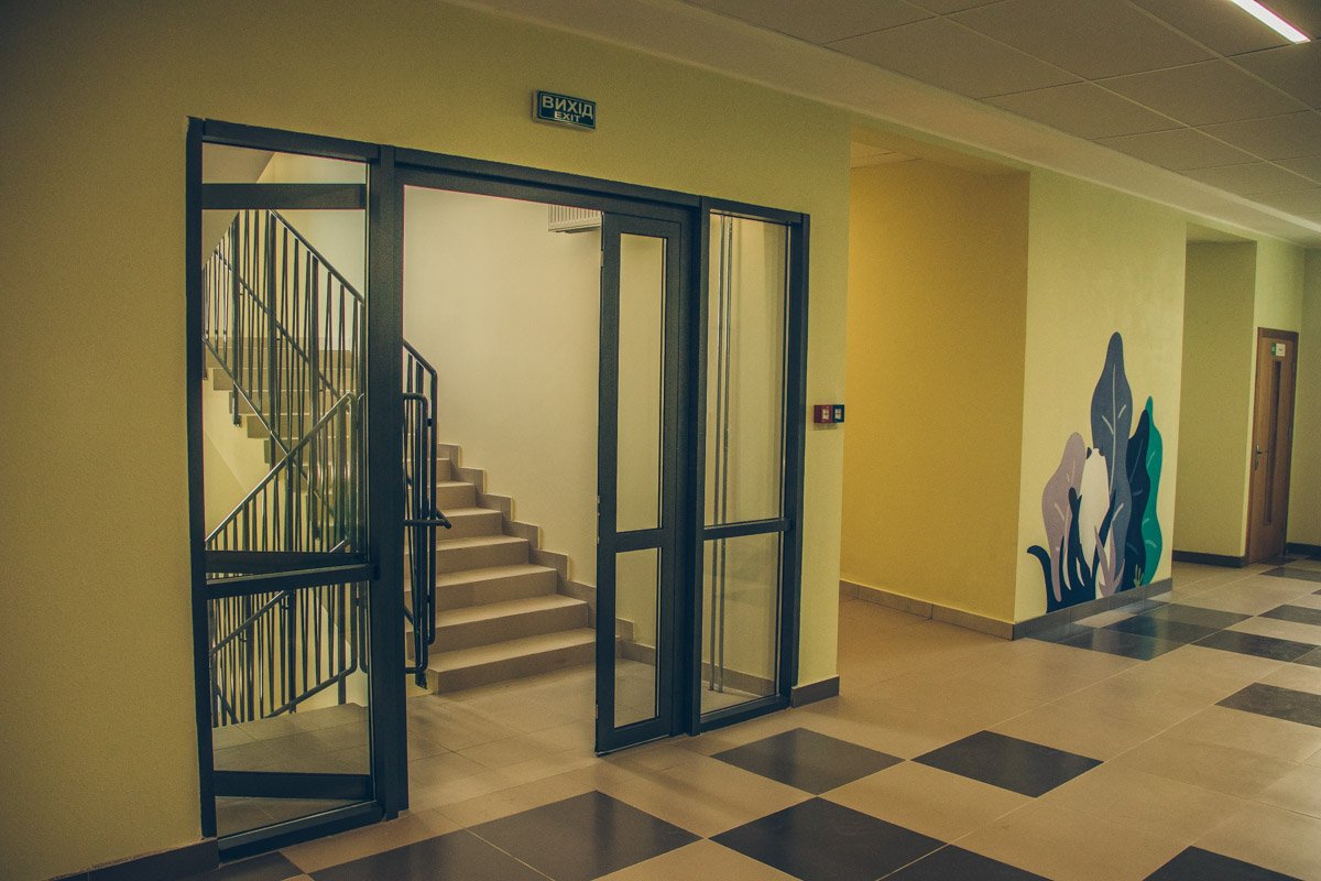 Для таких деток есть специальные пандусы, лифты