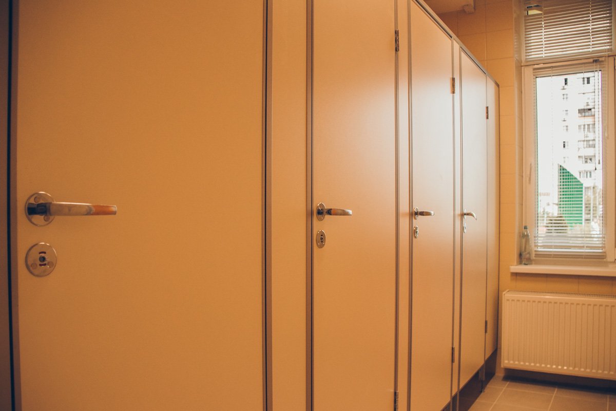 А также имеются специально обустроенные уборные