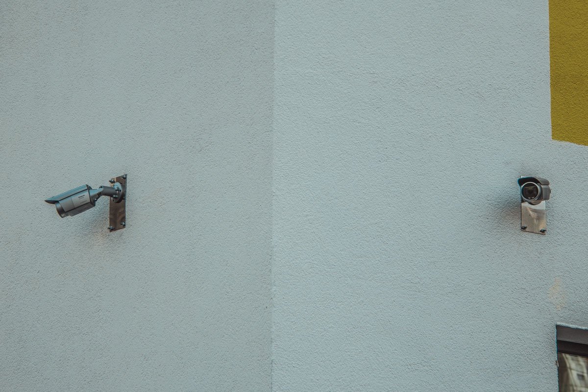 Территория учебного заведения огорожена и охраняется