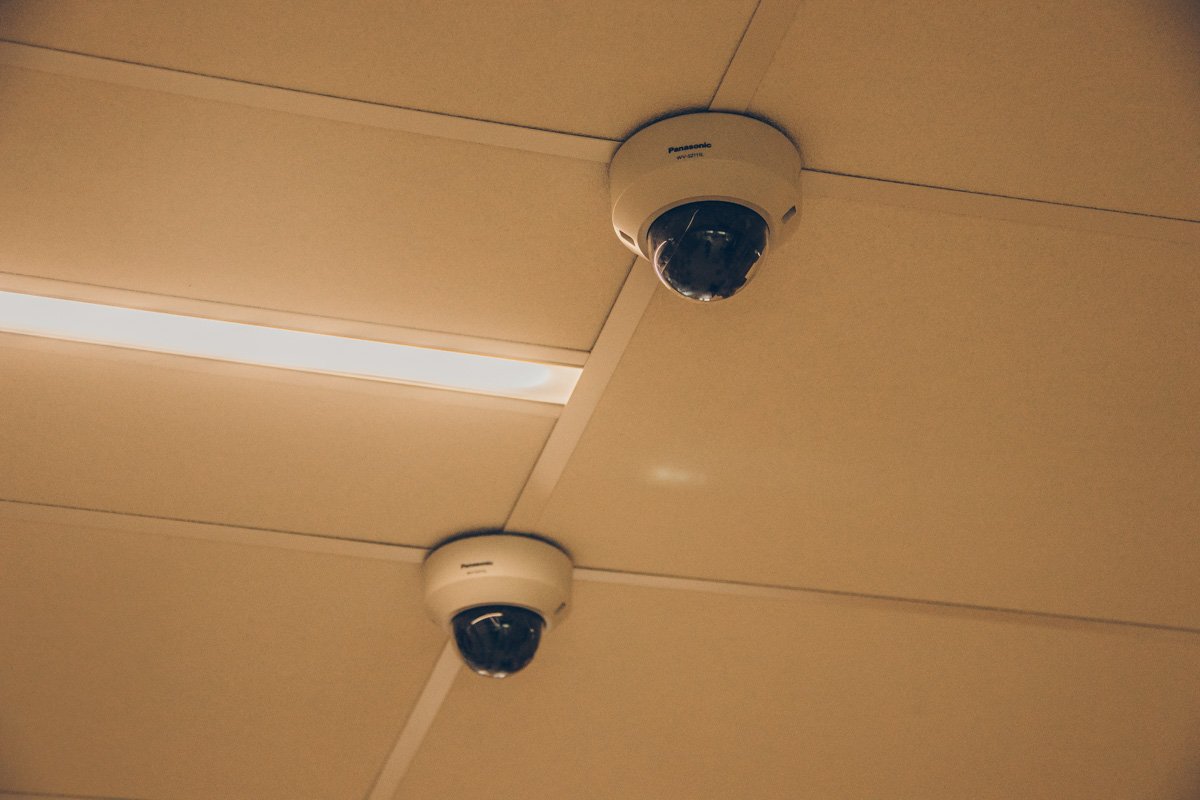 В школе установлены камеры внутреннего и наружного видеонаблюдения