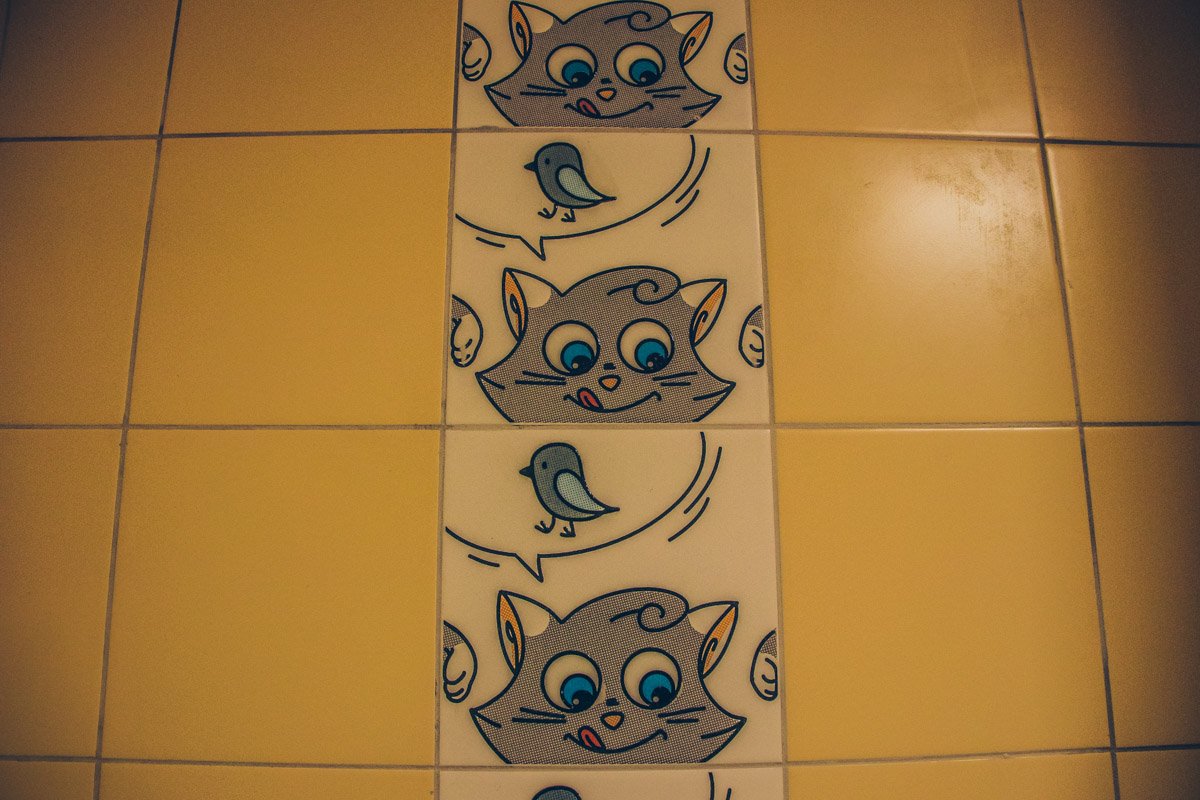 На стенах школы и даже в туалетах "живут" веселые картинки, которые расслабляют малышей и поднимают им настроение