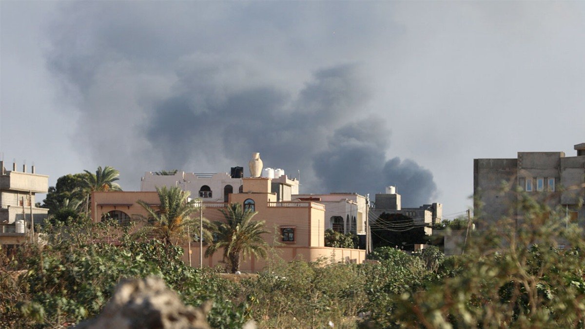 В столице Ливии объявили чрезвычайное положение - более 400 заключенных подняли мятеж и вышли на свободу 