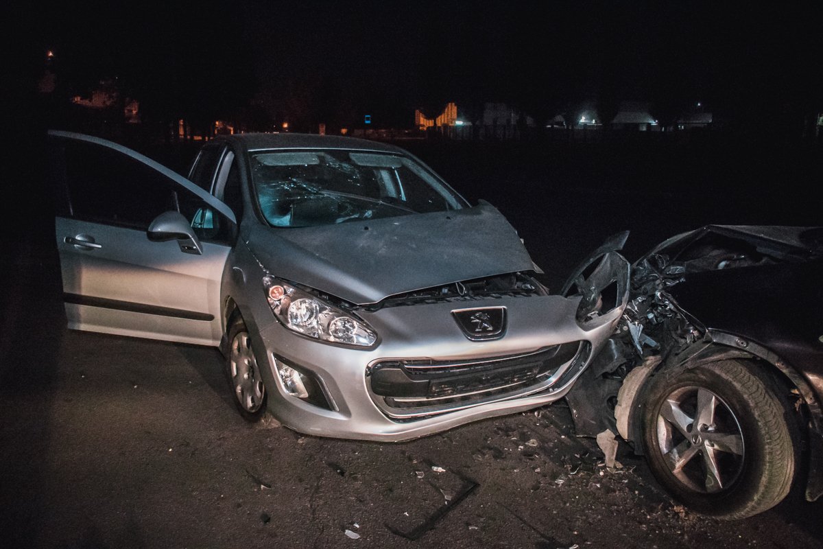 3 сентября в Киеве на Оболони столкнулись Nissan Qashqai и Peugeot 308 3 сентября в Киеве на Оболони столкнулись Nissan Qashqai и Peugeot 308