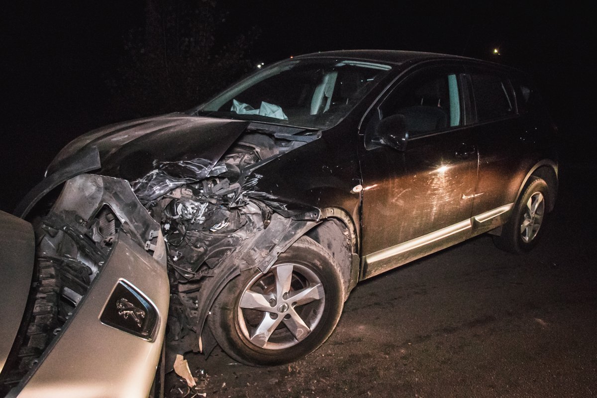 По словам участников ДТП из Nissan, водитель 308 вместе с пассажиром вышли с бутылкой водки из автомобиля и сбежали По словам участников ДТП из Nissan, водитель 308 вместе с пассажиром вышли с бутылкой водки из автомобиля и сбежали