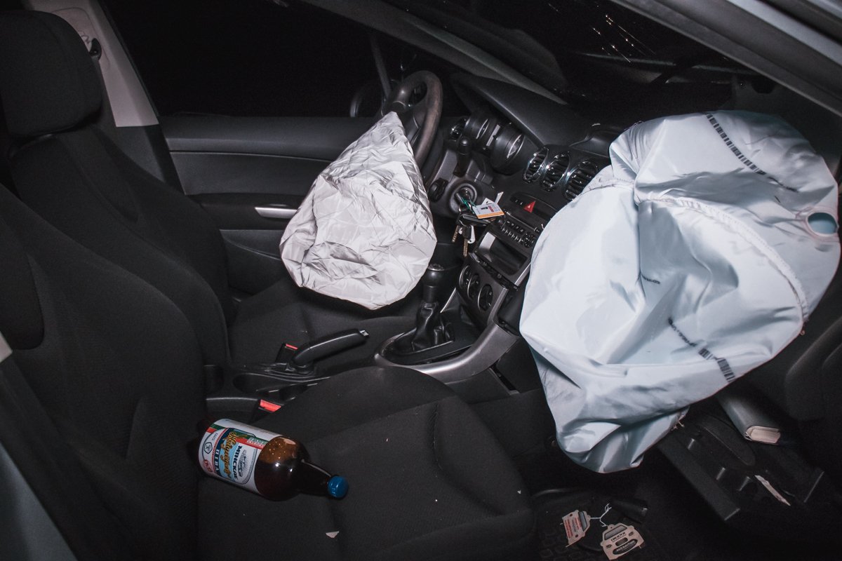 В салоне осталась еще бутылка пива В салоне осталась еще бутылка пива