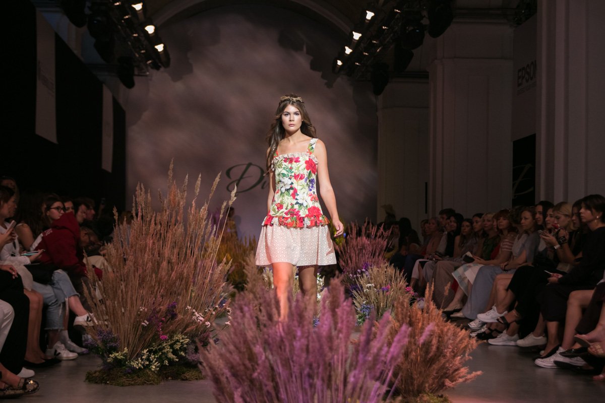 Дизайнер традиционно впечатляет деталями