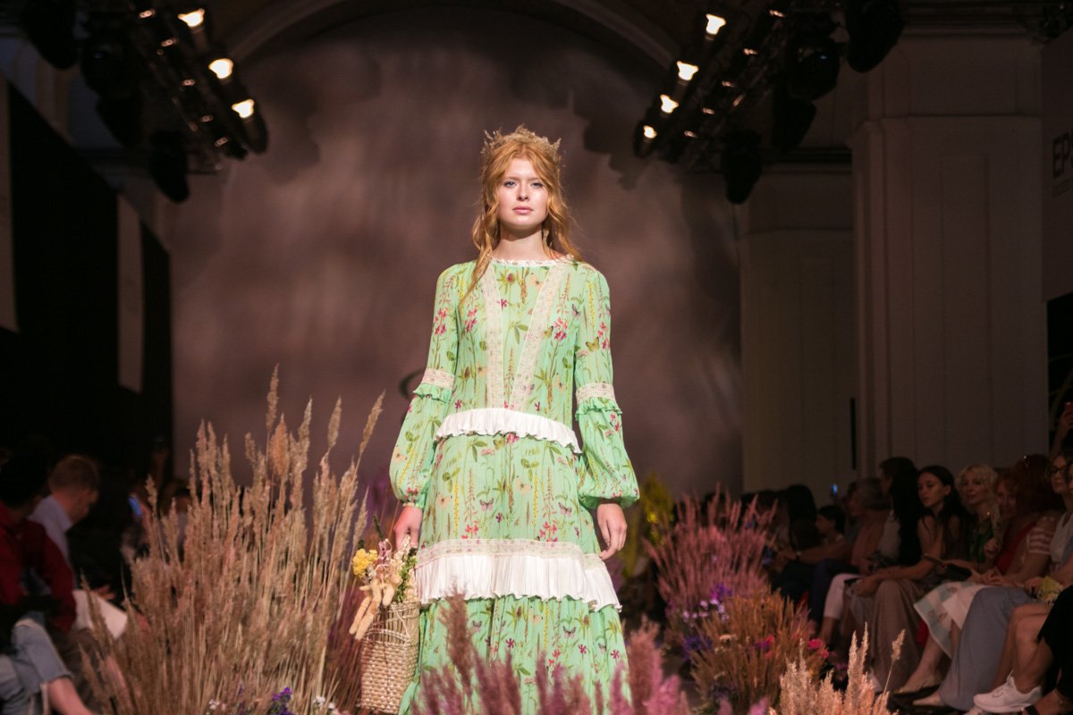 Многослойная вышивка в сложных цветовых сочетаниях напоминает деревенский кутюр