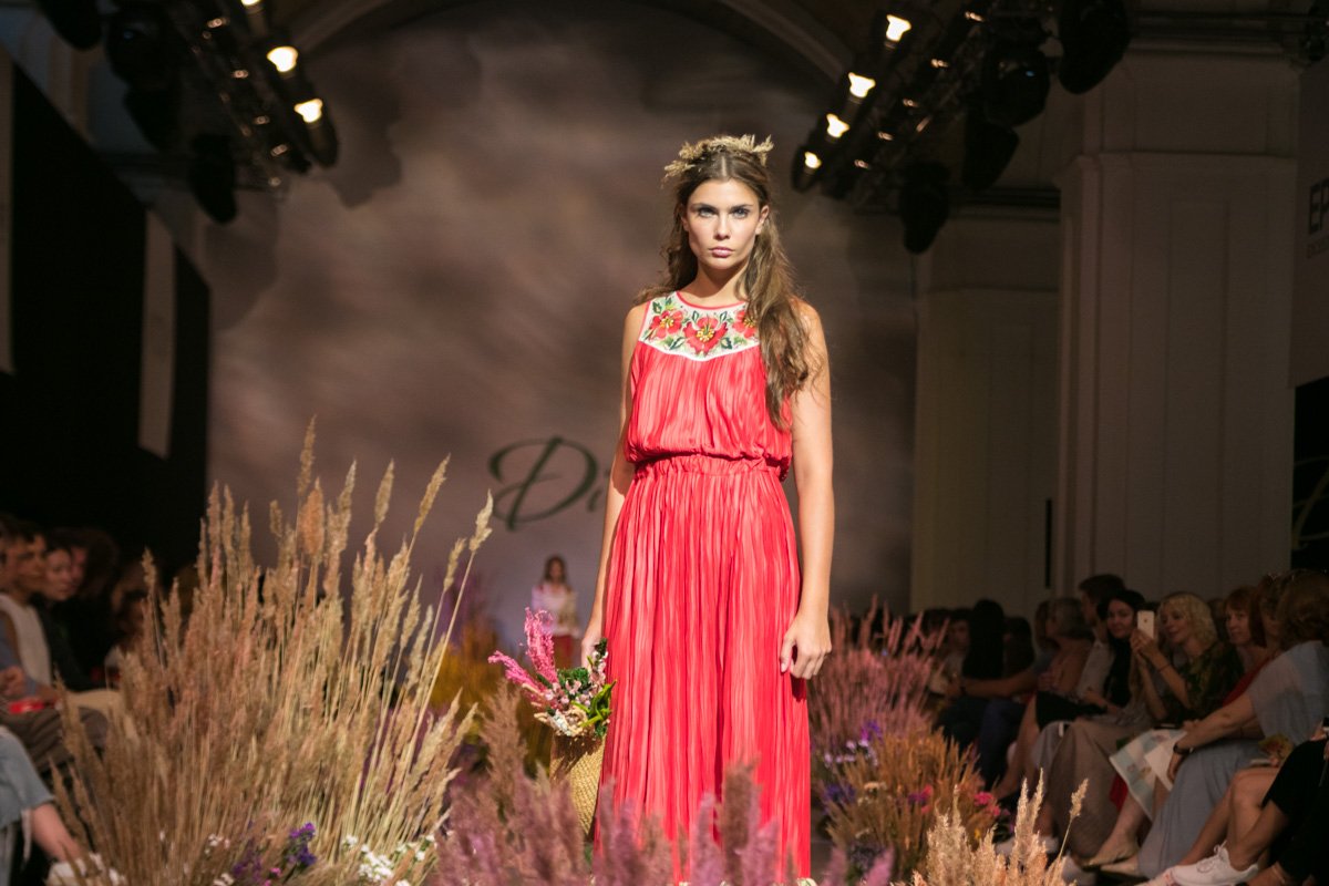 Основные цвета – оттенки желтого, красного, зеленого, молочного, бежевого, пудрового и бледно-салатового