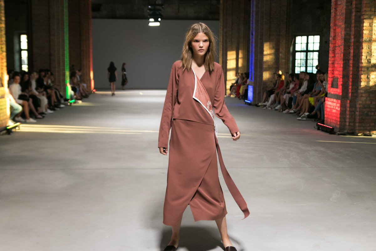 Дизайнер Юлия Богдан показала облегченные жакеты бежевых тонов, платья-рубашки