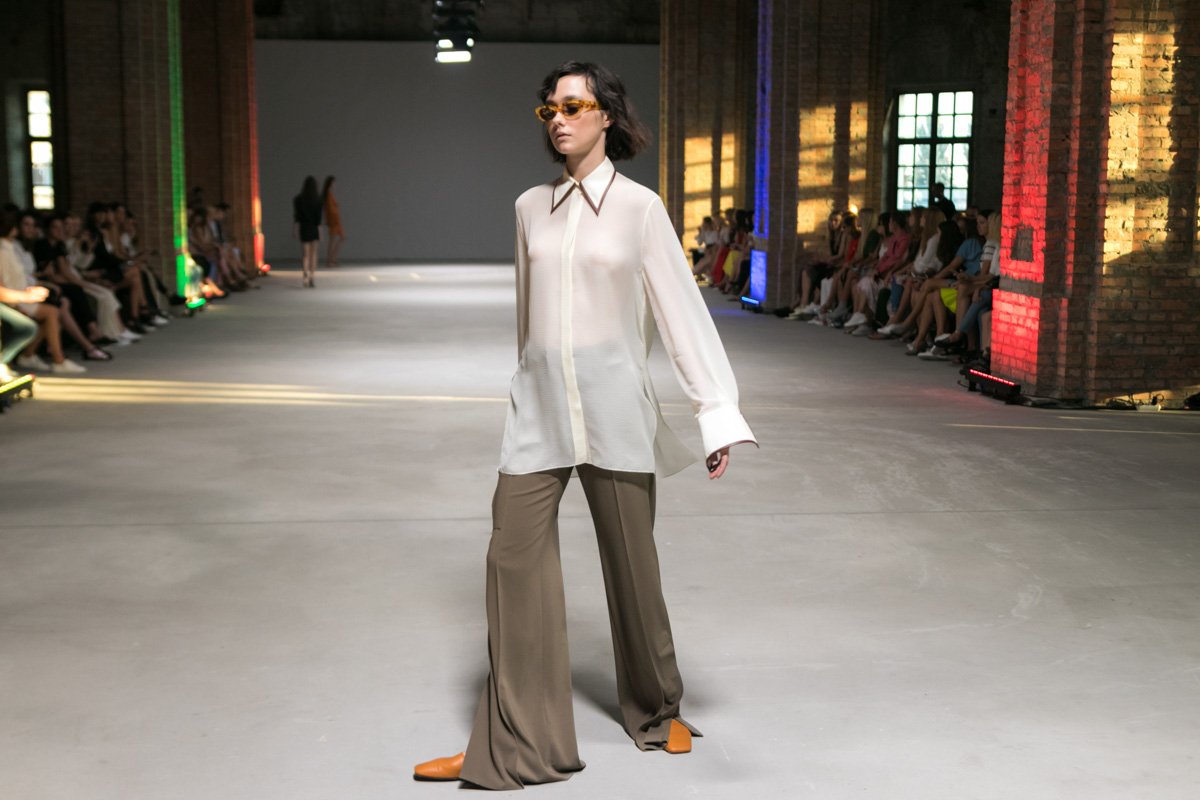 Женщина может выглядеть строго и соблазнительно одновременно