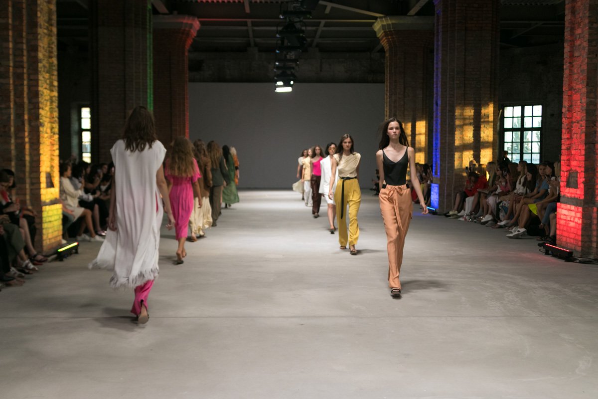 Ее коллекция - без сюжета и особого смысла. Просто это красиво и женственно 