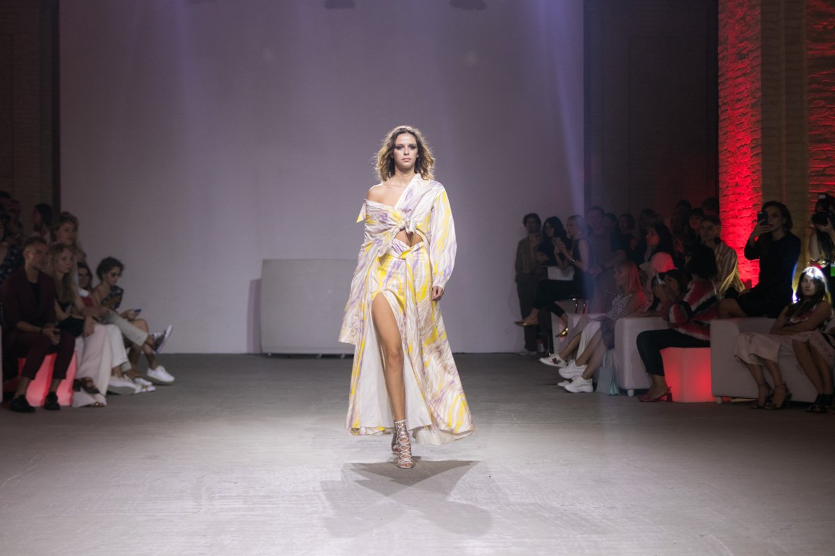 Девушка в духе Dafna May не боится лишнего внимания