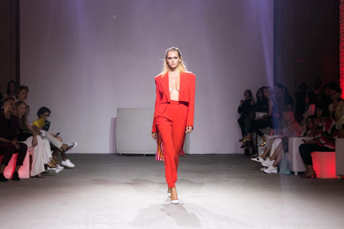 Модница должна выбирать броские вещи, в которых может пойти куда угодно: и в офис, и на вечеринку