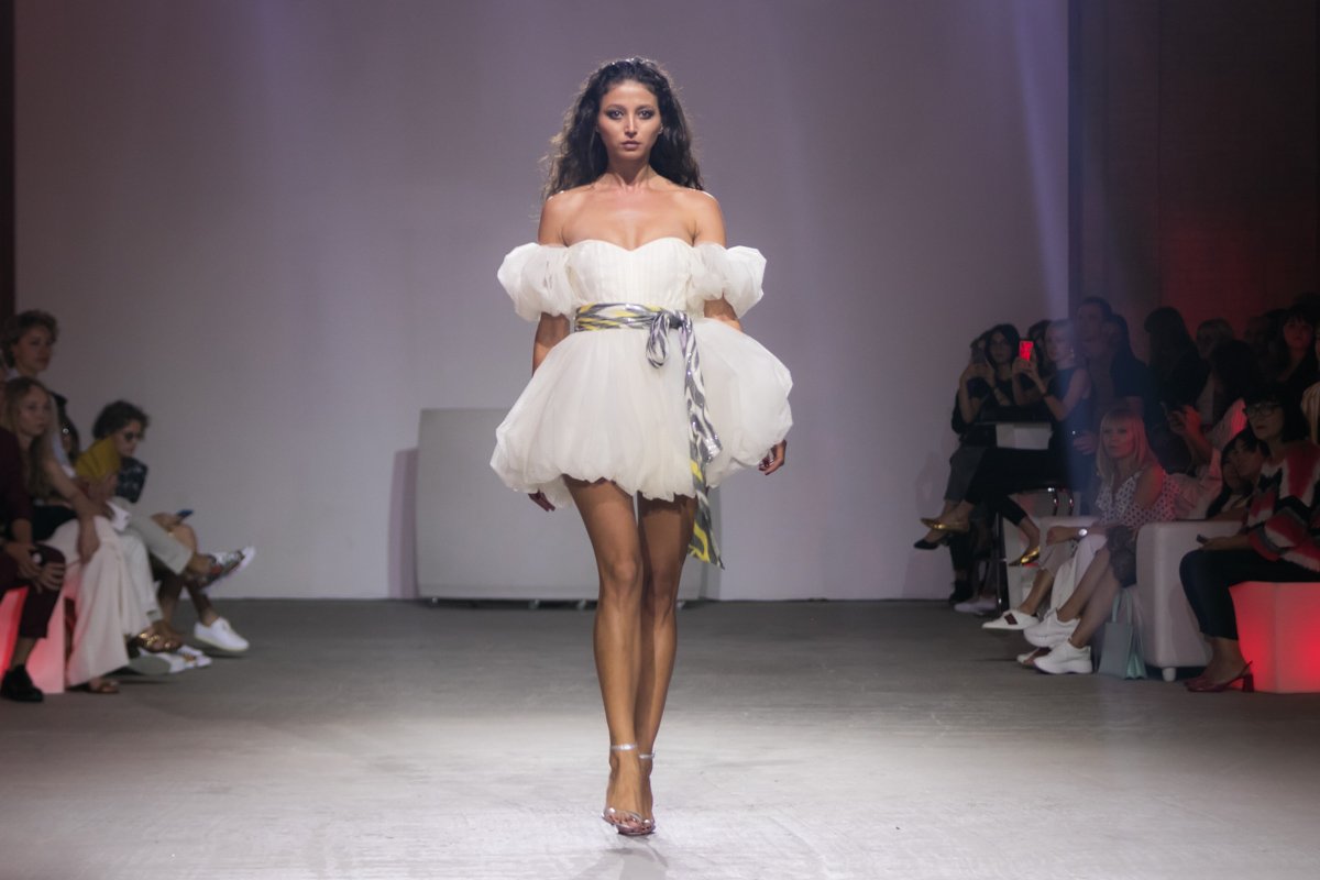 Принт зебры встречается в разных цветовых вариациях. Тут, к примеру, акцент на поясе