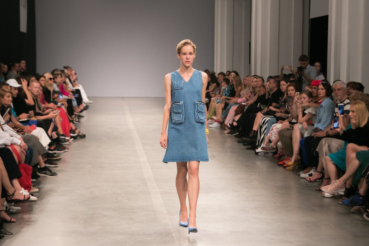 Дизайнер увлекается созданием вещей из переработанных джинс