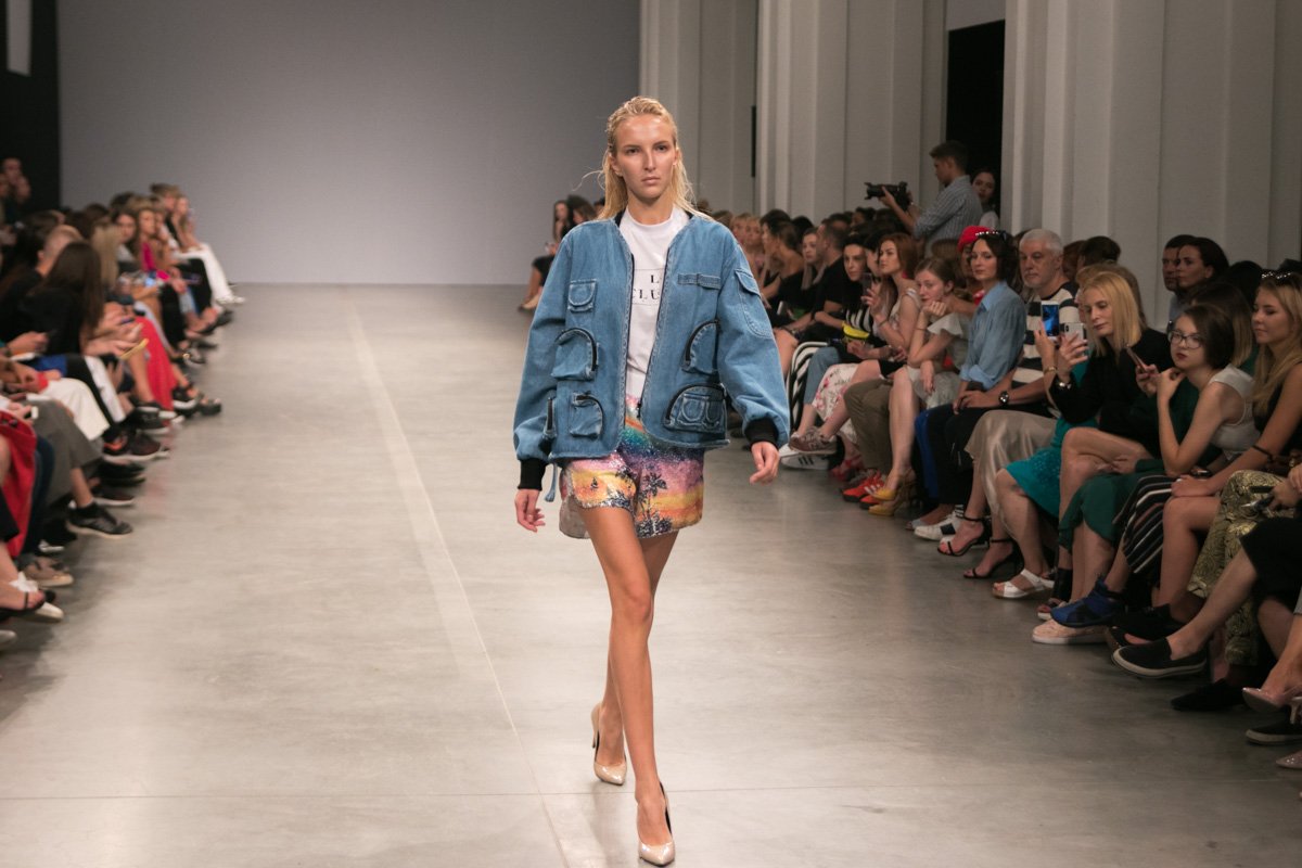 Поэтому в ее коллекции воплотилось довольно много разных идей из этой ткани