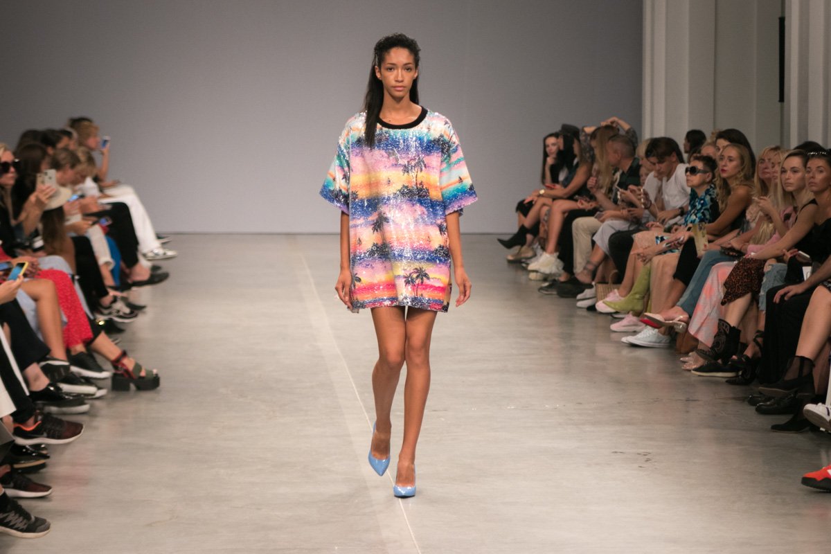 В своей коллекции она сделала акцент на леопард и авторский гавайский принт