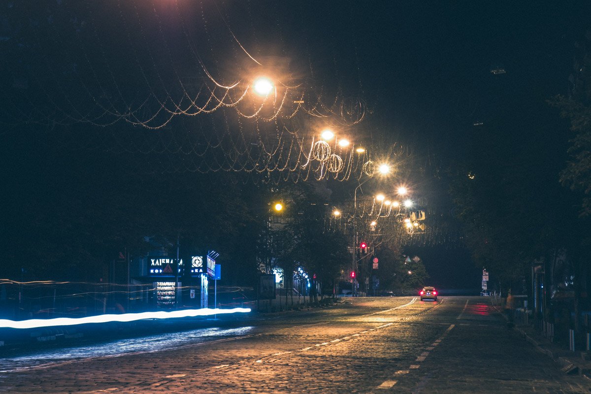 В свете уличных фонарей улица Богдана Хмельницкого выглядит загадочно