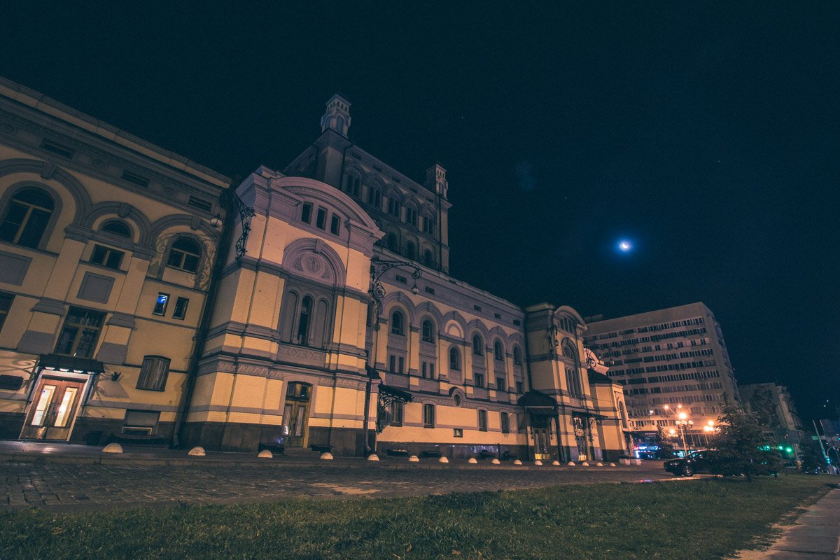 Старинное здание ждет рассвета