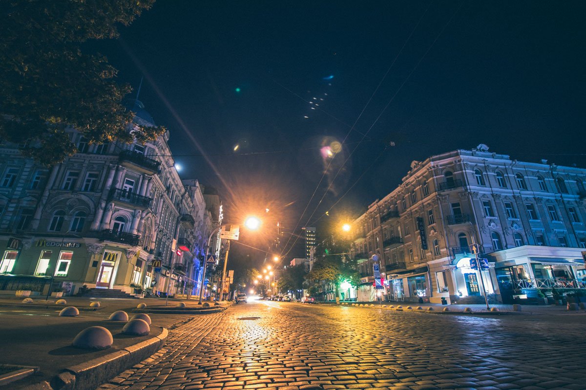 Утром город оживет, а пока — пустынные улицы освещают одинокие фонари