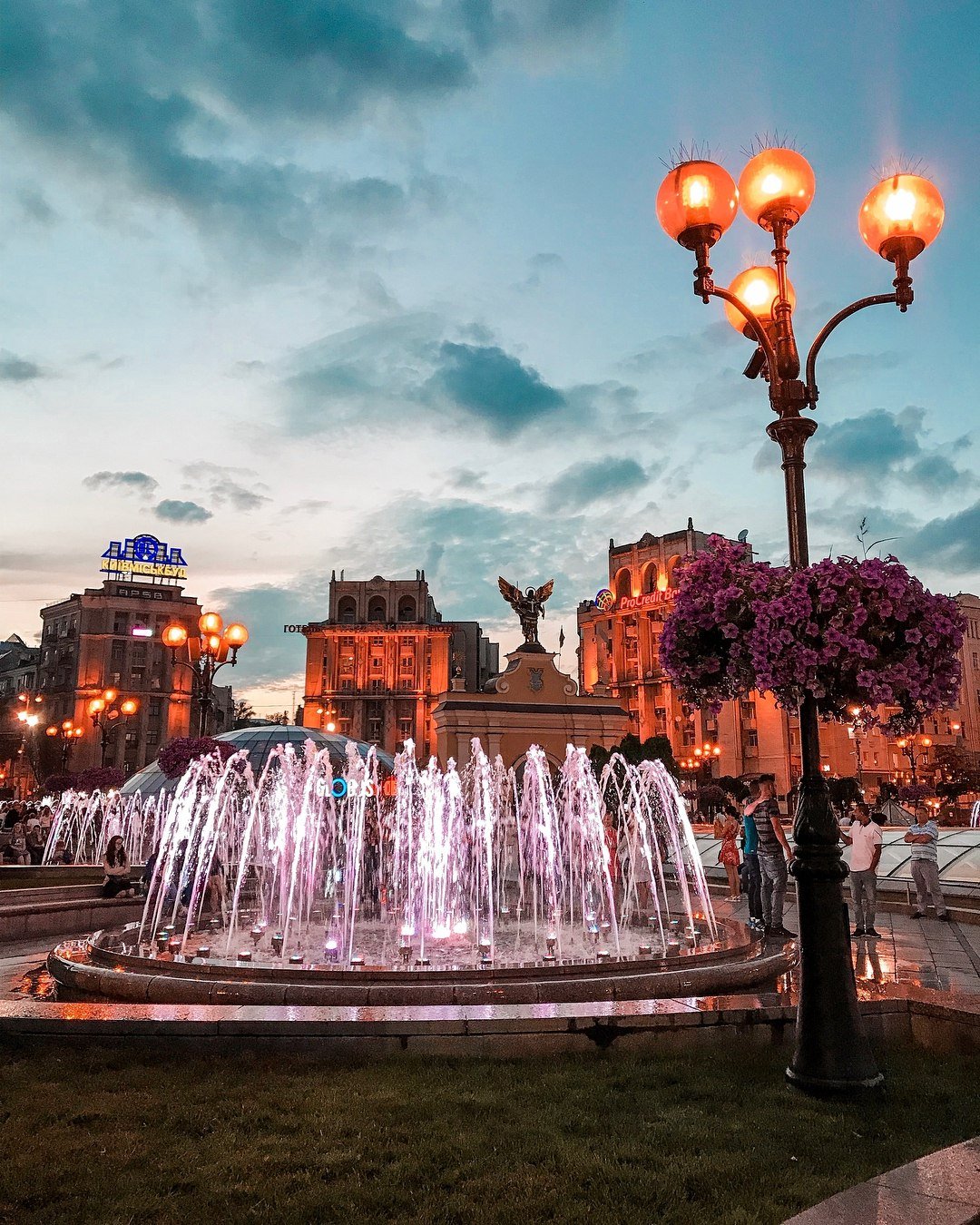 Скоро фонтаны прекратят свою работу. Успеть бы насладиться вдоволь... Фото: @enother.city Скоро фонтаны прекратят свою работу. Успеть бы насладиться вдоволь... Фото: @enother.city