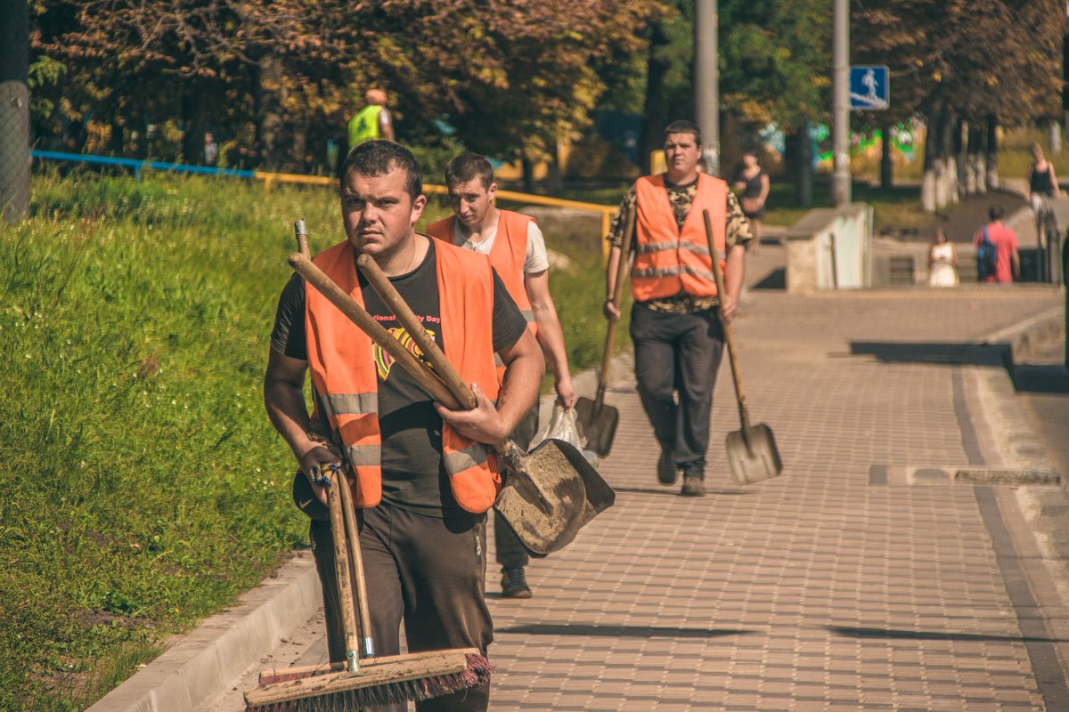 В Киеве на пересечении улиц Елены Телиги и Кирилловской коммунальные службы заканчивают ремонтные работы