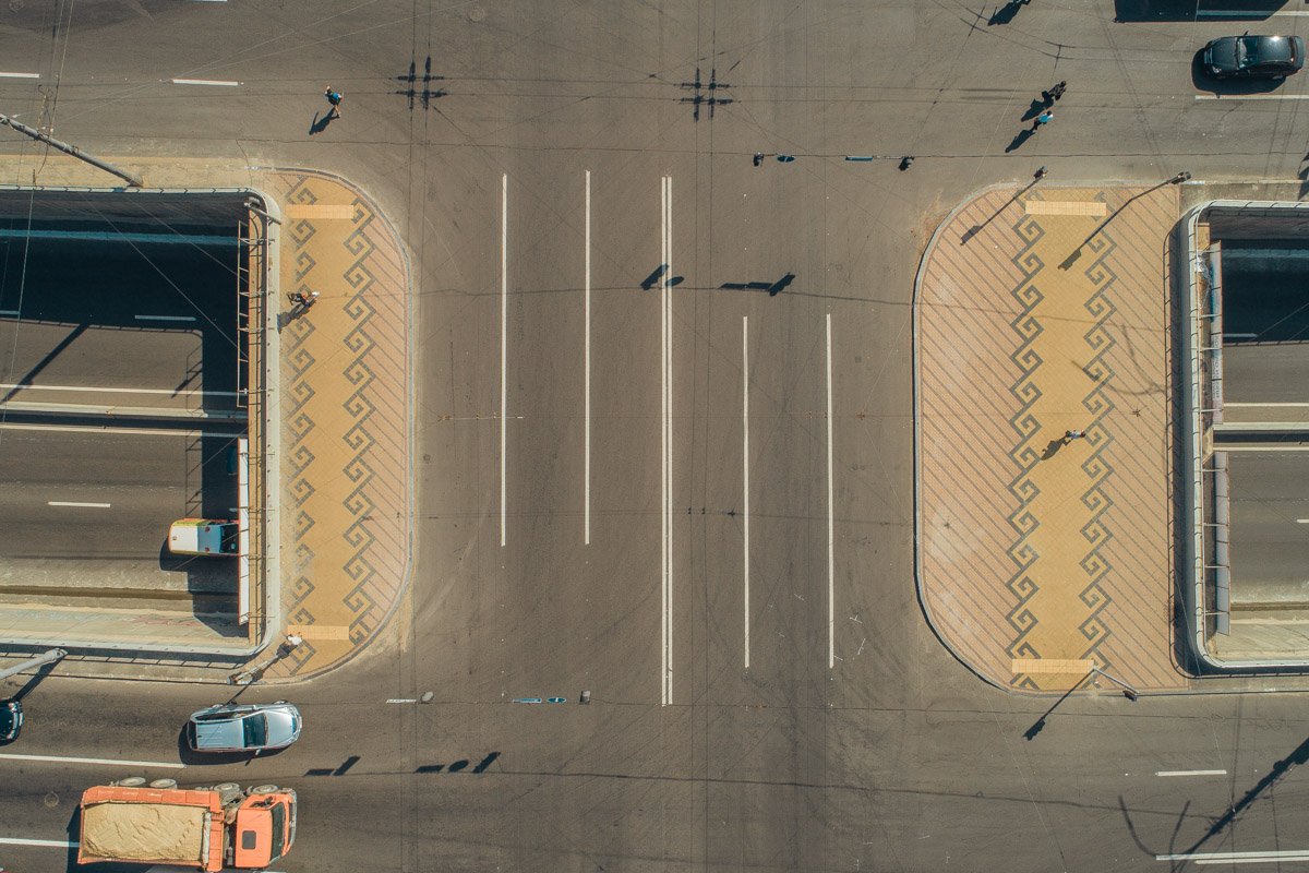 На путепроводе на пересечении улиц Телиги и Кирилловской за счет конструктивных изменений количество полос движения увеличилось с 4 до 6